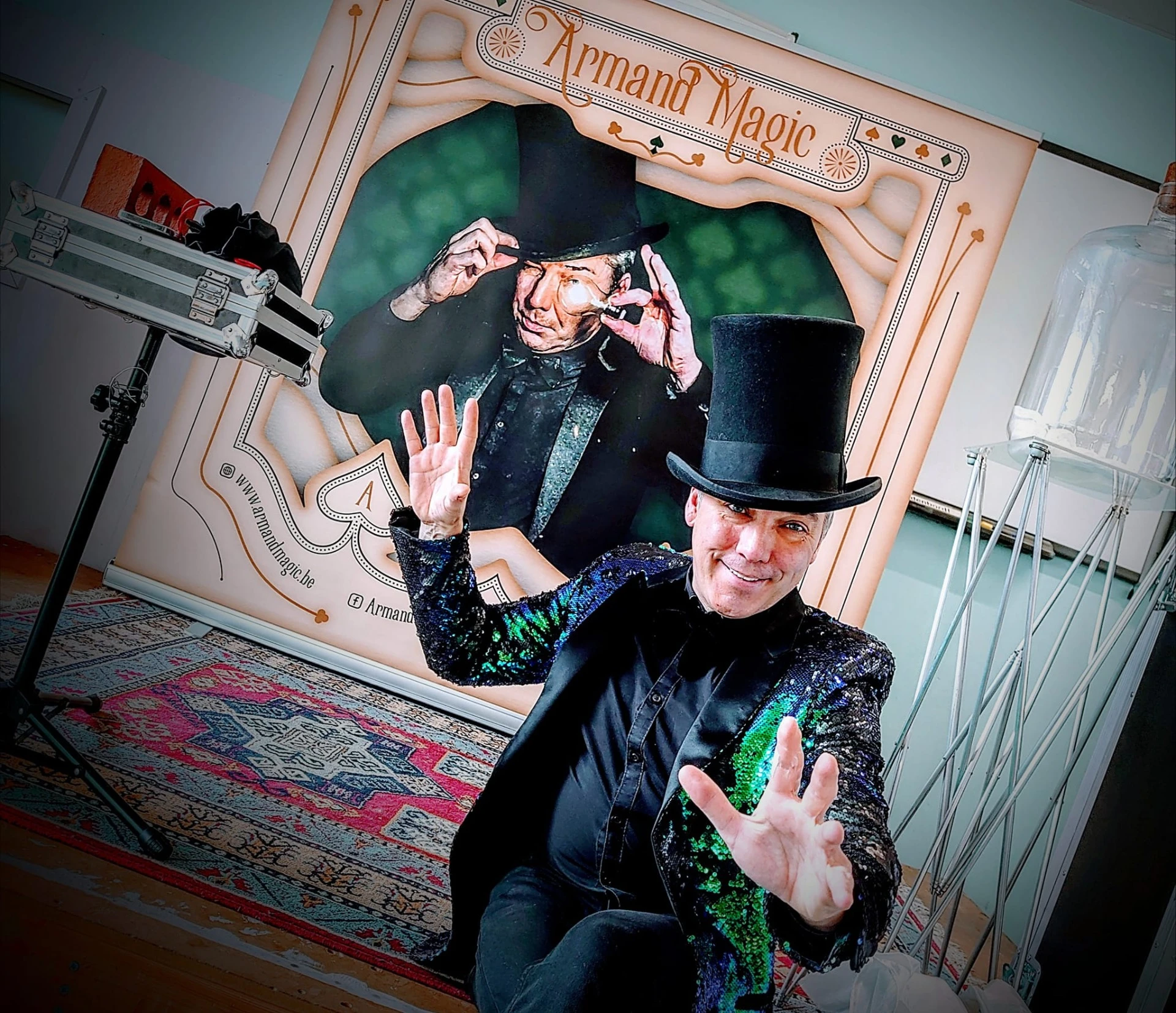 Armand Magic in glitterjas met hoge hoed voor zijn Armand Magic-decor